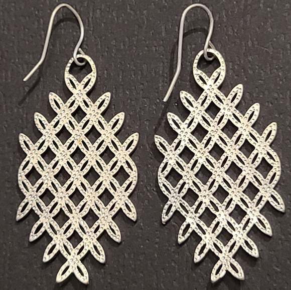 RHOMBUS SHAPED MESH SILVER PLATED GEOMETRICAL SHAPED EARRINGS - Picture 6 of 7
